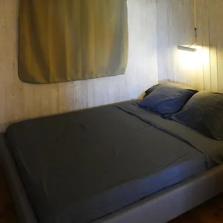Un En Bois A La *